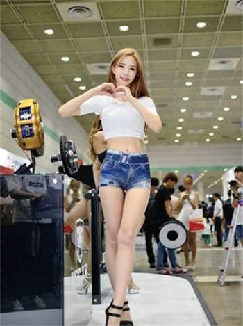 妻子戴面具上台表演