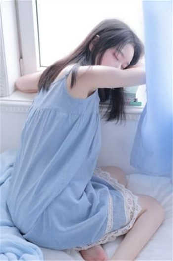 男人装王子文蹲地上抽烟