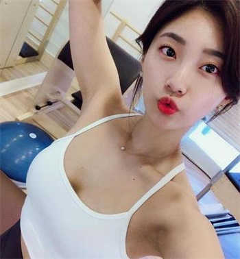 13岁女小学生的脚