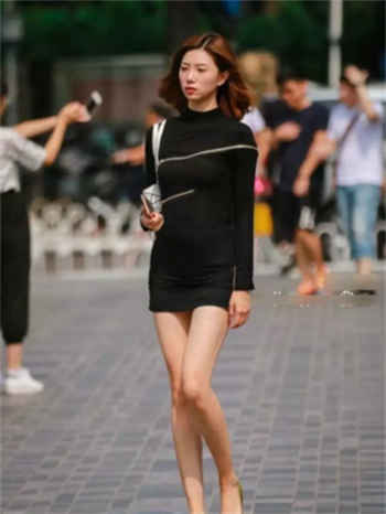 残忍砍下女人头颅