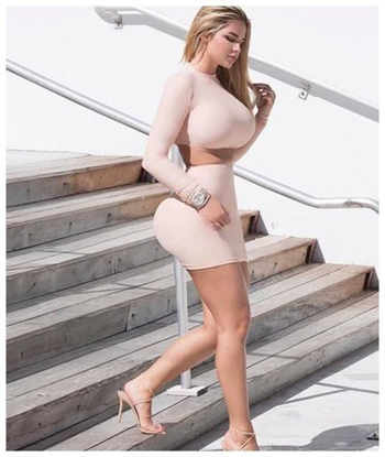 售楼部女销售为冲业绩