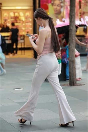少爷把管家按在镜子前作