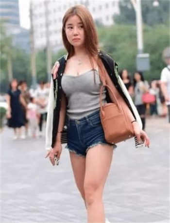 女的开塔吊解手照片