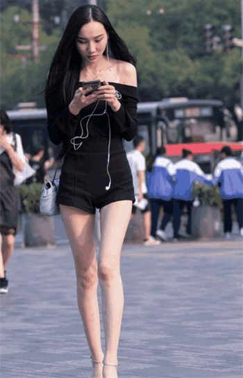 萌白酱黑色jk照片