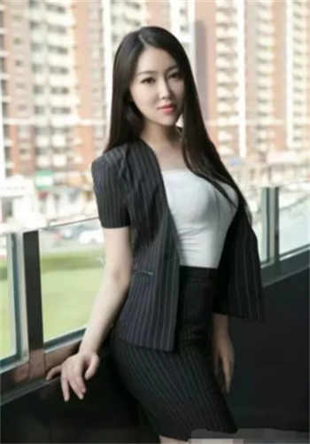 阿姨在车上坐在我腿上