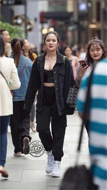 sw推着婴儿车在公园散步